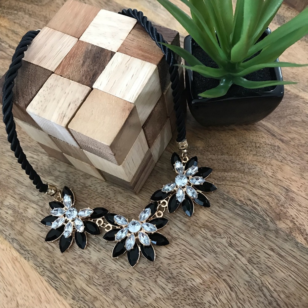 Elegant statement necklace